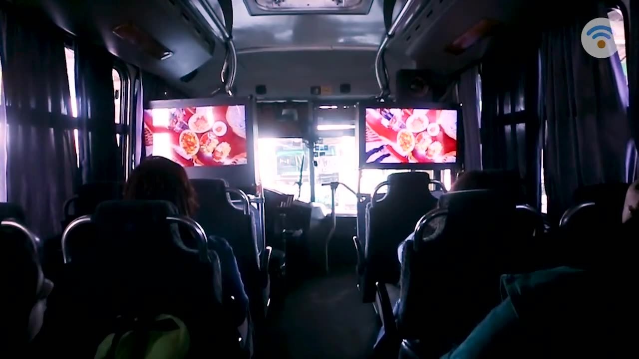 Pantalla digital mostrando una campa&ntilde;a de On Road Analytics