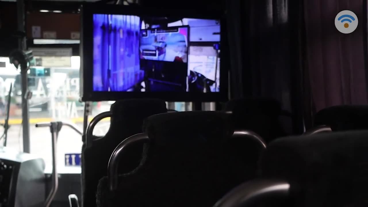 Vista del recorrido desde una unidad de transporte con pantalla publicitaria