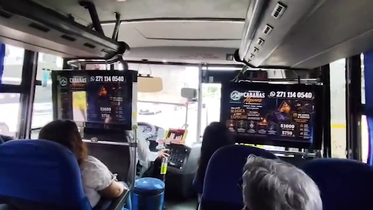 Pantalla de On Road Analytics instalada dentro de una unidad de transporte